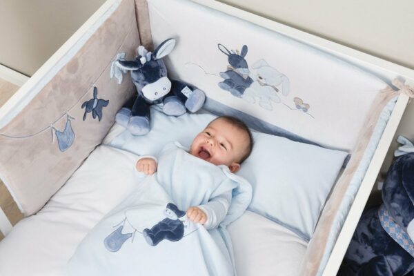 Faut-il mettre un tour de lit dans le berceau de bébé ?